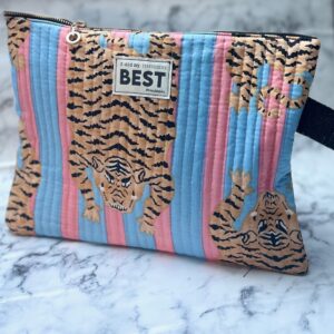 Kit couture : pochette Clyde en matelassé indien – tigres bleu et rose saumon