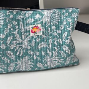 Kit couture : pochette Clyde en matelassé indien – motifs fleurs fond bleu