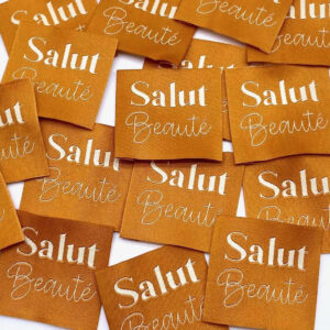 Étiquette tissée Salut Beauté fond chestnut – vendue à l’unité