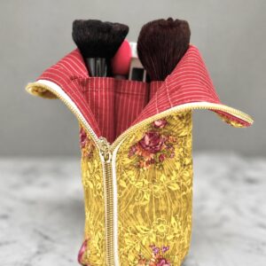 L’astucieuse : kit à coudre trousse “magique” matelassée – coloris jaune