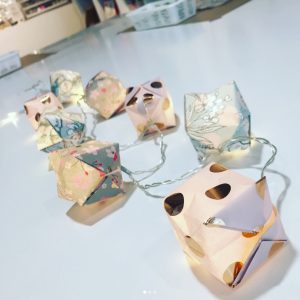 [atelier DIY vacances] Jeudi 28/04 – 15h : guirlande lumineuse en origami (8ans+)