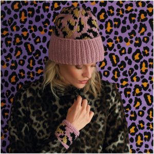 ..Kit tricot Bonnet motif Leopard en grosses mailles coloris rose