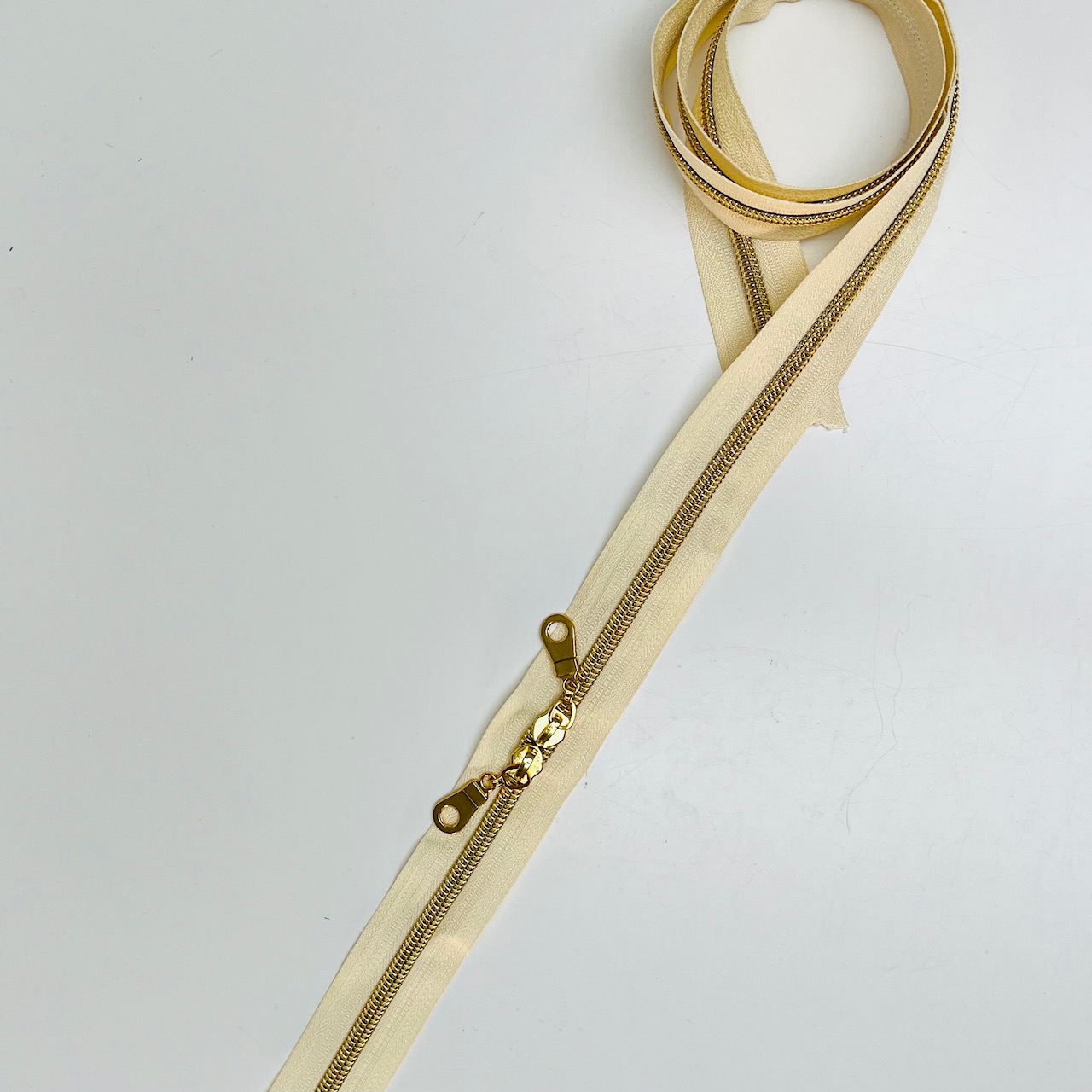 Fermeture éclair au mètre métal doré coloris beige vendu au mètre (2  curseurs inclus) – L'Atelier d'Archibald