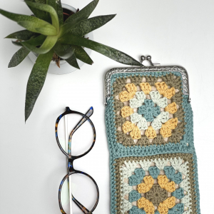 Pochette porte monnaie ou portable au crochet  – coloris green mood : Kit crochet