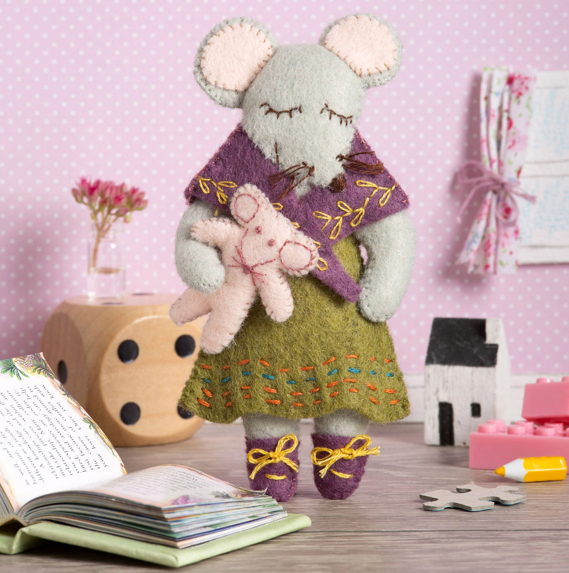 Kit couture à la main : petite souris et son doudou Corinne